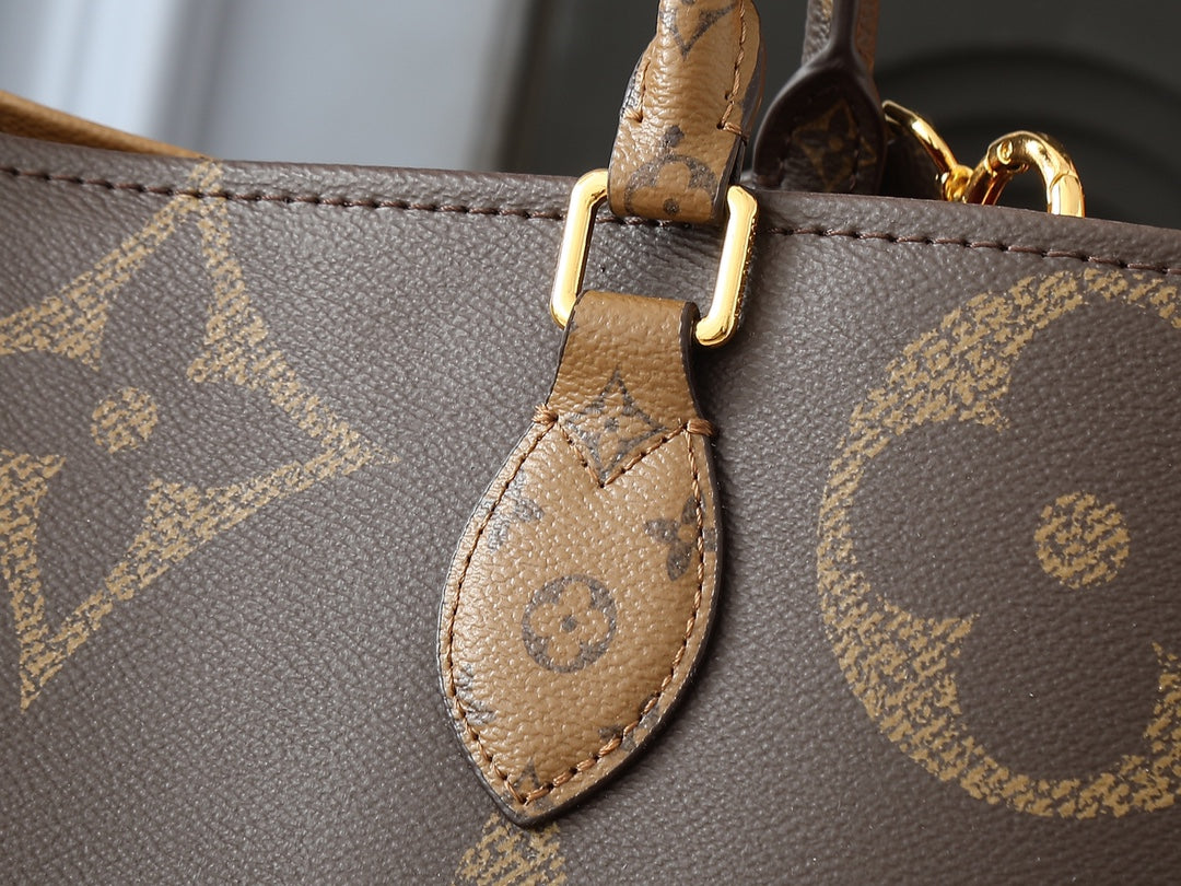 LOUIS VUITTON  Reverse Monogram Giant Onthego Voyage