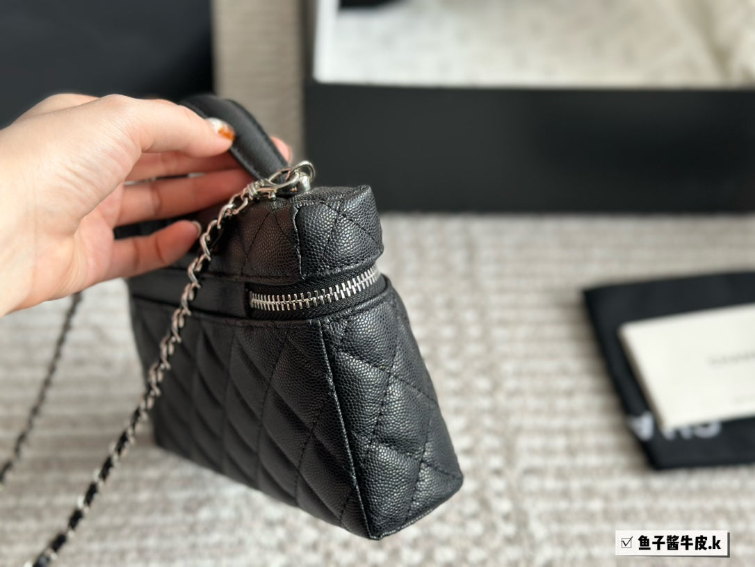 CHANEL New Handbag In Black Size 20x13cm