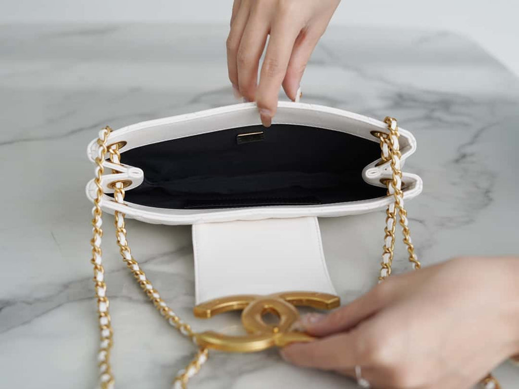 𝗖𝗛𝗔𝗡𝗘𝗟 𝟐𝟒𝐂 Vintage Logo Quilted Lambskin Shoulder Bag 11.5x24x4.5cm