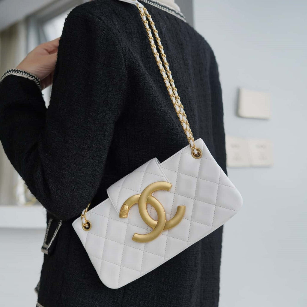 𝗖𝗛𝗔𝗡𝗘𝗟 𝟐𝟒𝐂 Vintage Logo Quilted Lambskin Shoulder Bag 11.5x24x4.5cm