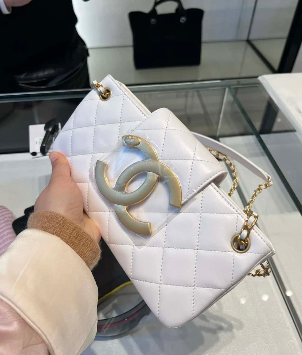 𝗖𝗛𝗔𝗡𝗘𝗟 𝟐𝟒𝐂 Vintage Logo Quilted Lambskin Shoulder Bag 11.5x24x4.5cm