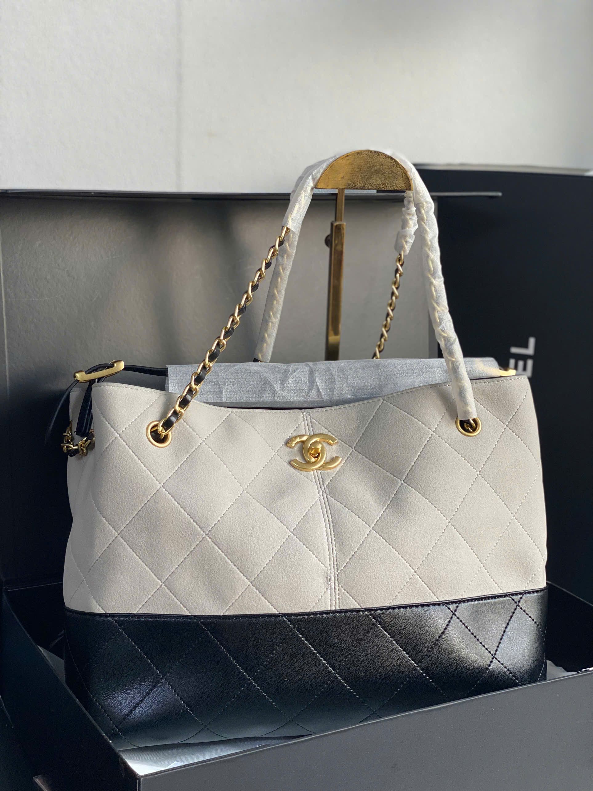 Chanel 25a Tote Bag
