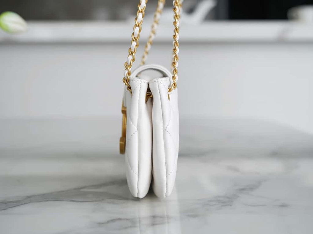 𝗖𝗛𝗔𝗡𝗘𝗟 𝟐𝟒𝐂 Vintage Logo Quilted Lambskin Shoulder Bag 11.5x24x4.5cm