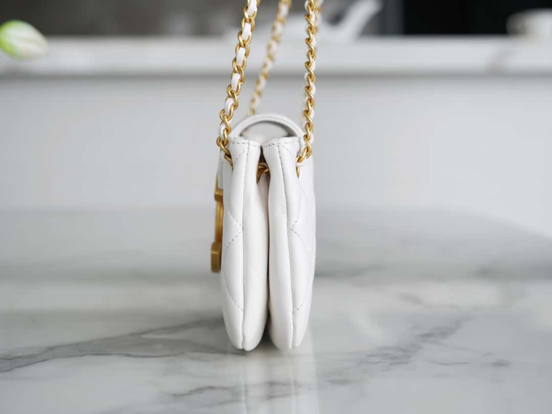 𝗖𝗛𝗔𝗡𝗘𝗟 𝟐𝟒𝐂 Vintage Logo Quilted Lambskin Shoulder Bag 11.5x24x4.5cm